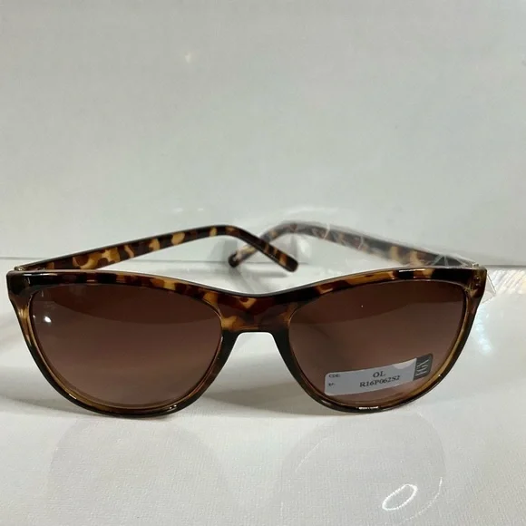 Elegant Tortoise Shell Sunglasses