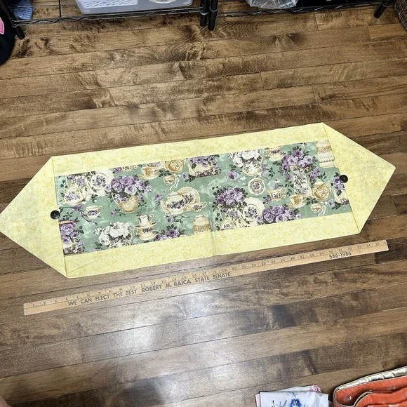 Vintage Table Runner Teapots Floral 41