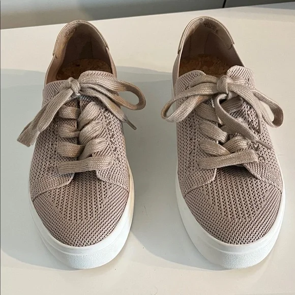 Lucky Brand Women Taupe Knit Lace-Up Sneakers Combine with‎ style and comfort