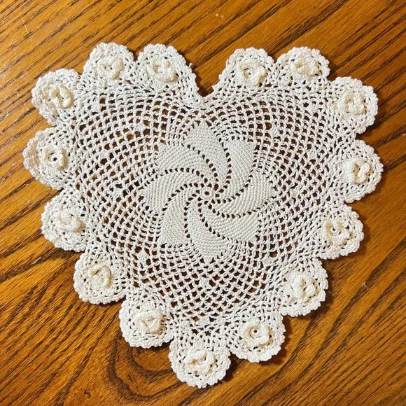 Handmade‎ Ivory Heart Doily Crochet Vintage Floral Grandmacore Cottage Victorian