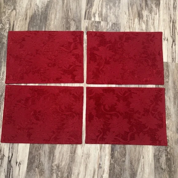 4 Vintage Red Textured Floral Flowers Christmas Cloth Placemats 18 X 12.75 Inch