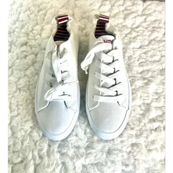 Nautica women's white casual sneakers with a striped heel counter size 10
