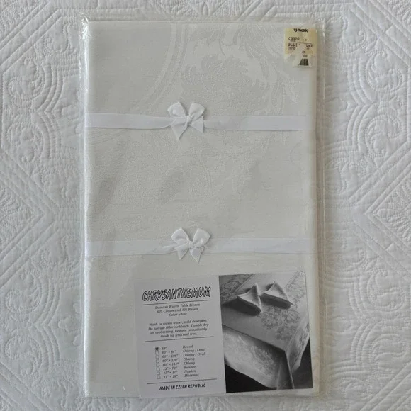Chrysanthemum Damask Woven White Round‎ Tablecloth 68 Inch Cotton Rayon NWT