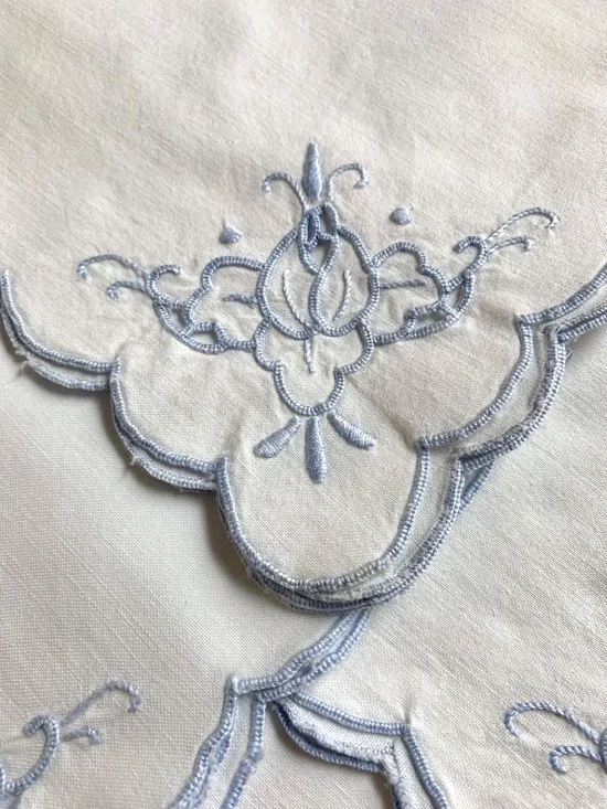 Embroidered Linen Napkins – Set of 6 – Scalloped Edge – 15.5” – Vintage