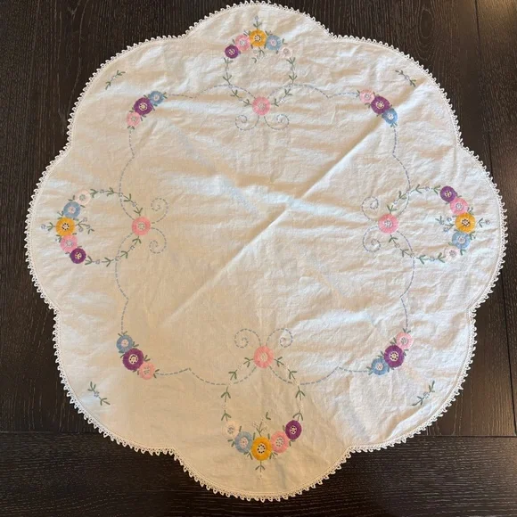 Vintage Hand‎ Embroidered 31x33” Round Centerpiece Doily Tablecloth Floral White