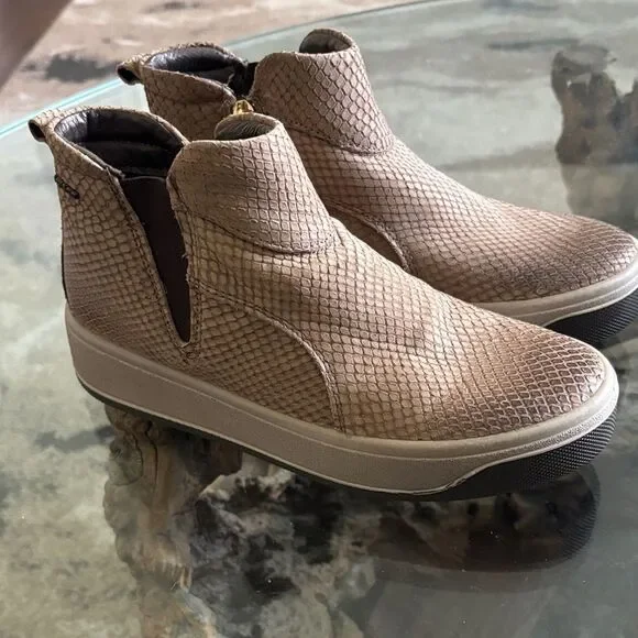 Igo&Co Women's Tan Snake Print High-Top Sneakers