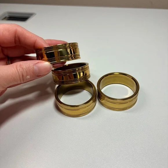 Gold Toned Metal Napkin Rings Set of 4 Ridged Edge Detail Polished Table Decor‎