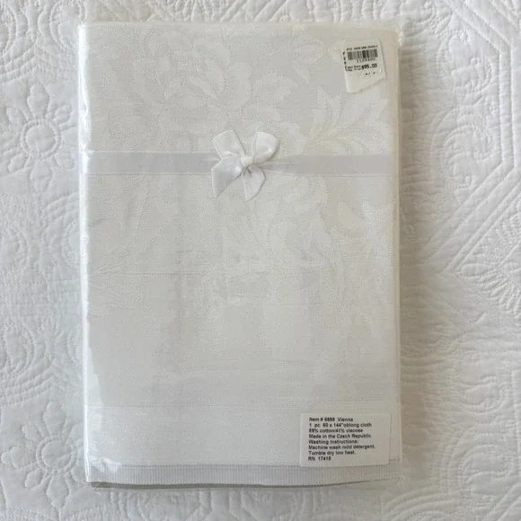 Vienna White Floral Damask Oblong Tablecloth 60x144 Cotton Viscose Made in Czech