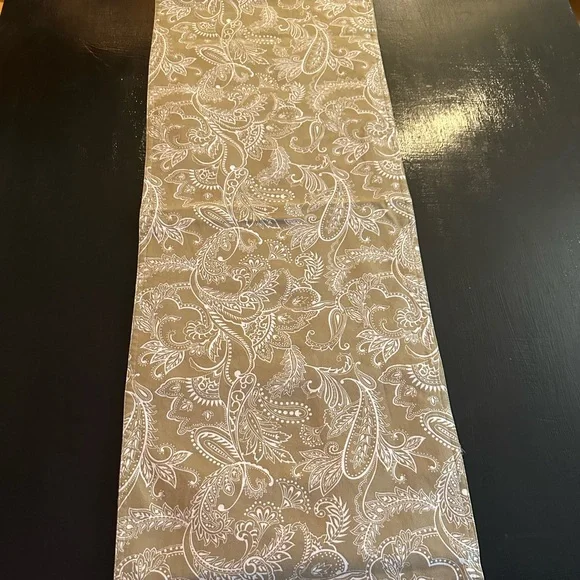 Mercer and Madison Home 100% cotton Table Runner 67 x 13 inches floral & Paisley