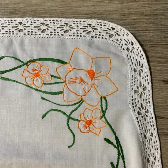 Vintage Hand Embroidered Table Runner Topper Floral‎ Daffodil Easter 43x17