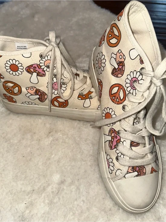 American Eagle High Top Sneakers -Peace & Love Size 8