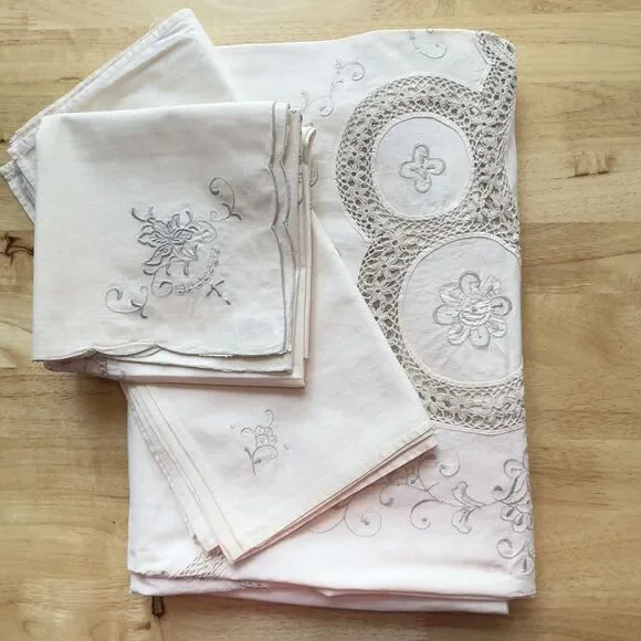 VTG Brodee Hand- Crochet Linen Table Cloth, Square Center Piece & 12 Napkins‎