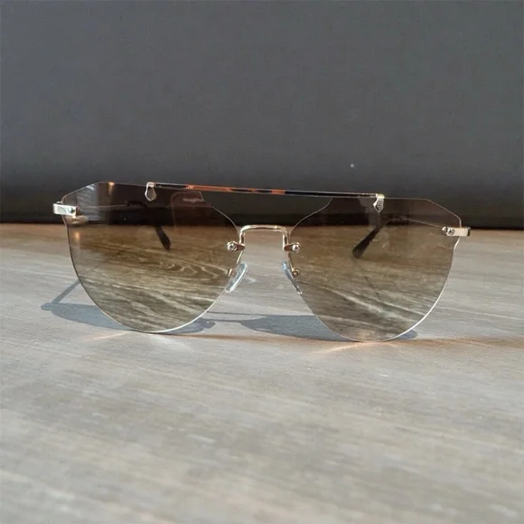Chic Gold Trim Sunglasses with Gold Accents