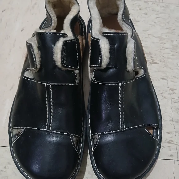 UGG Tan and Black Footwear sheepskin lining