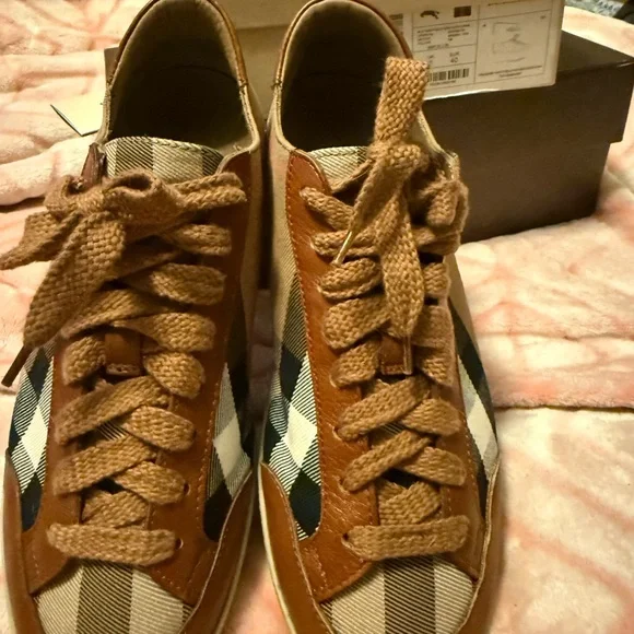 Burberry Sneakers Brown leather trim Nova check sneakers.