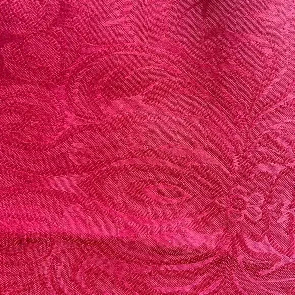 Saro Lifestyle Oblong Tablecloth in Burgundy