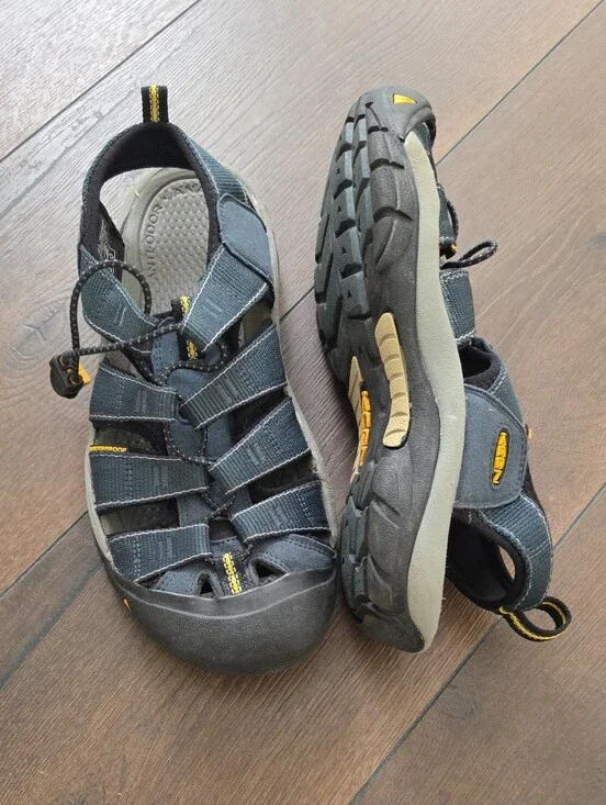 Keen men's closed-toe sport sandals in navy with yellow accents Size 9.5