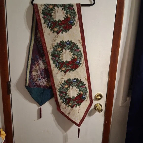 Christmas‎ Needlepoint Tapestry Table Runner Wreath Music Print Exquisite!