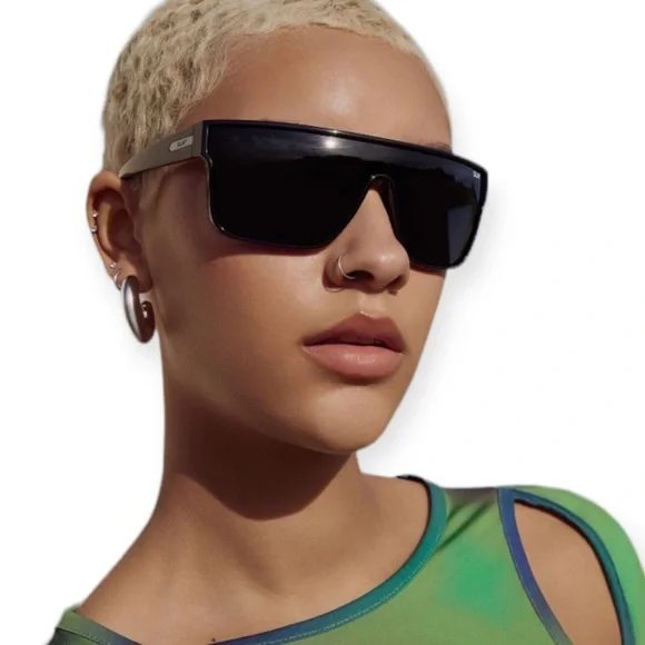 QUAY Nightfall Curve Sunglasses Black Frame Black Lens Shield Unisex NWT
