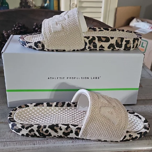 APL TechLoom Slides Men’s Size 11 Leopard Print Sole Cream Strap