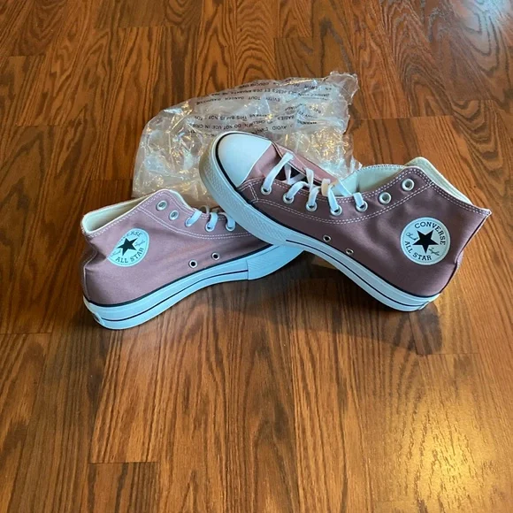 Converse Women’s Chuck Taylor lift sneakers. Size 10