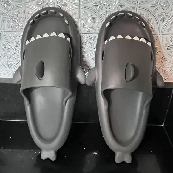 Unisex‎ novelty shark slides EUC sz 44/45
