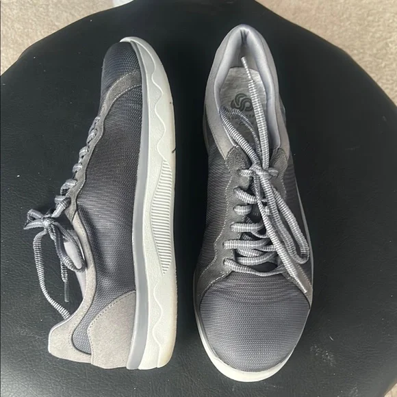 Clarks Cloudsteppers Womans sneakers size 9.5 Gray