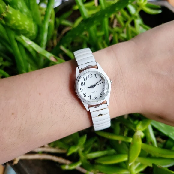 Vintage White Quartz Stretch Watch