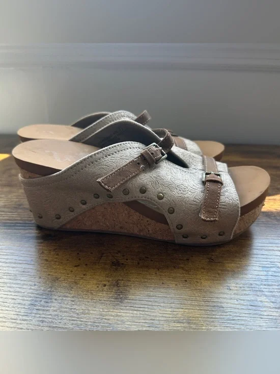 Very G Bellvue Sandal 7 Tan Brown Wedge Buckle Stud Detail Boho Western Comfort