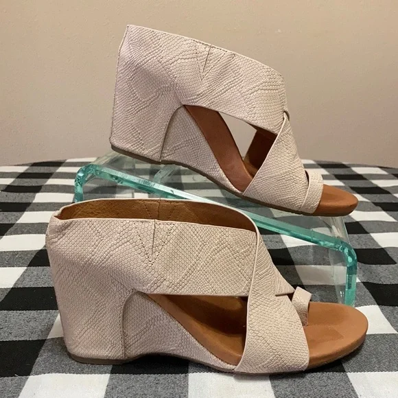 Gentle Souls Kenneth Cole Indigo Leather Wedge Sandals Shoes 8.5 Reptile Snakes