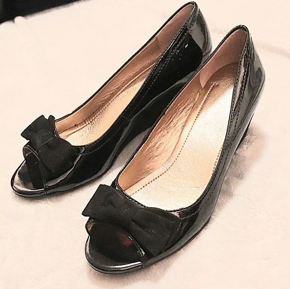 BLACK BOW WEDGES 9 BCBG Glossy Classic Formal Peeptoes Wedding Guest Prom Beach