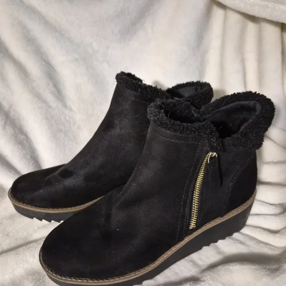 Bandolino Rhena2 Black Faux Suede Sherpa Trim Wedge Booties Womens Size 8