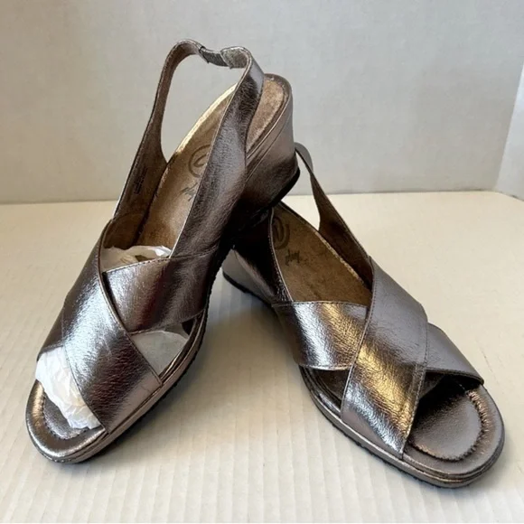 JRenee’ women’s Antolina wedge sandal in color: Taupe Metallic size 9.5 M NWOB.H