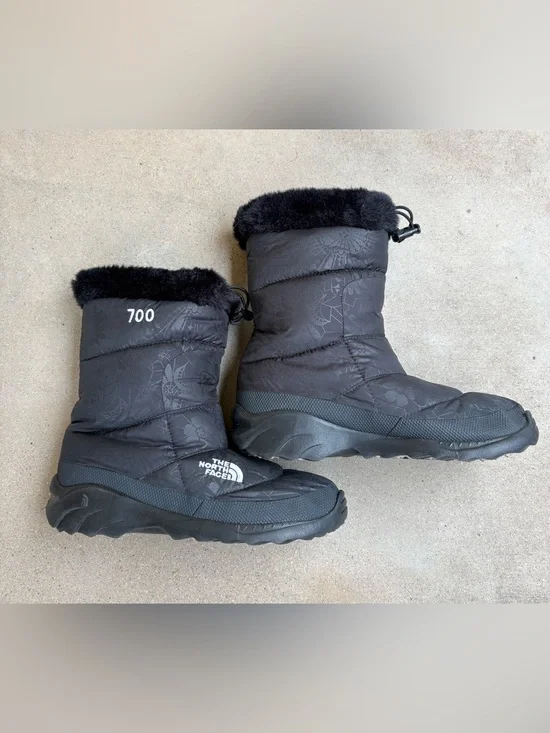 The North Face Womens 9 Nuptse Traction 700 Fill Goose Down Winter Snow Boots