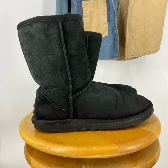 UGG classic black Sherpa lined short boot 8