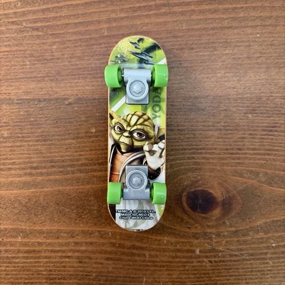 THE CLONE WARS YODA SKATEBOARD TOY (PRE-OWNED)