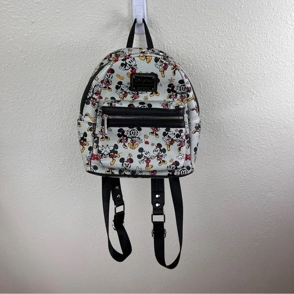 DISNEY PARKS X LOUNGEFLY Adorable Micky & Minnie Kissing Backpack. Zip pocket
