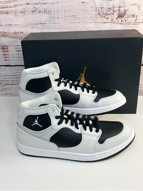 New Jordan Men’s Mid-Top Basketball Sneakers - Black/White Size 10.5