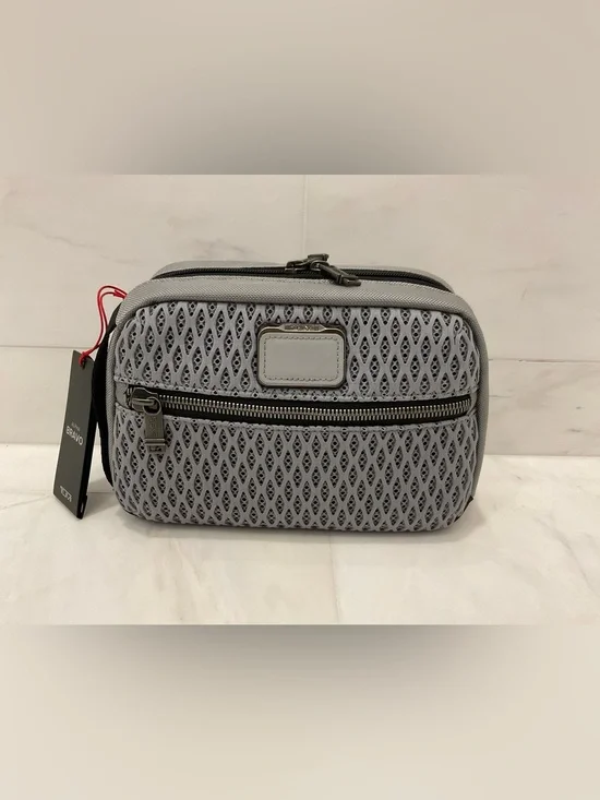 NEW Tumi ALPHA BRAVO 9.5” RESPONSE Travel Kit Dopp Toiletry Kit -PEARL GRAY MESH