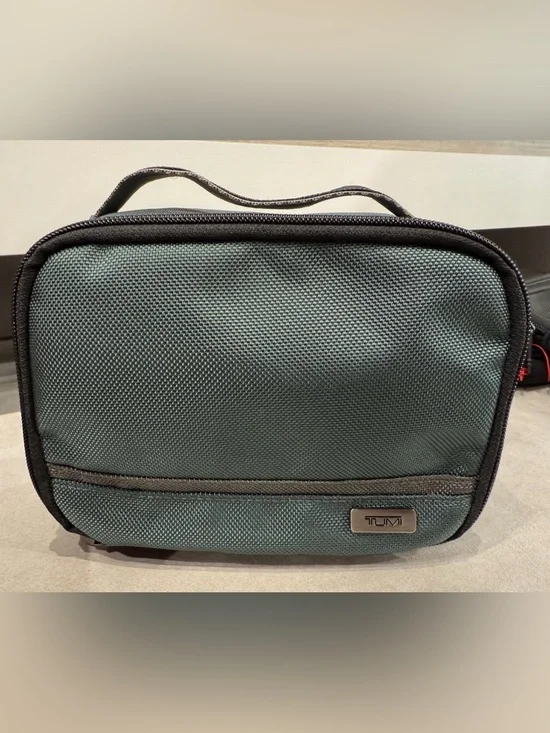 NEW TUMI Zippered CUBE TRAVEL POUCH - Cosmetic Bag - DARK OPAL GREEN