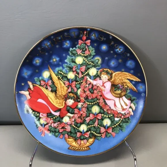 Avon 1995 Fine Collectible Trimming the Tree Christmas Plate 22K Gold Trim