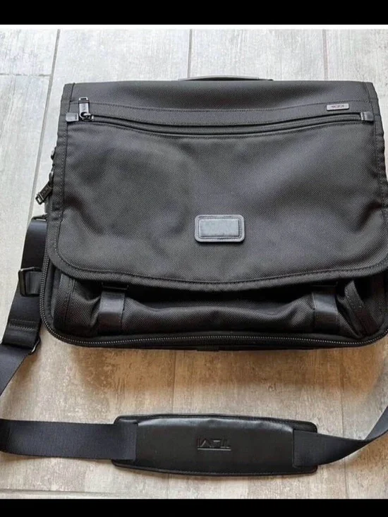 TUMI Slim Expandable Alpha  Laptop Messenger briefcase for  17
