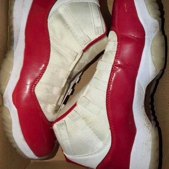 Jordan 11‎ Retro High Cherry men Size 9   no shoe laces