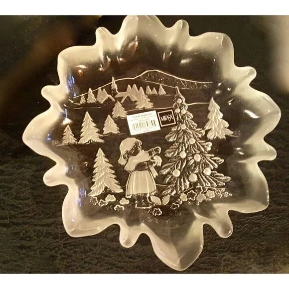 Mikasa Bon Bon Festive Plate Dish Christmas Story SA 600 902 Holiday Xmas New