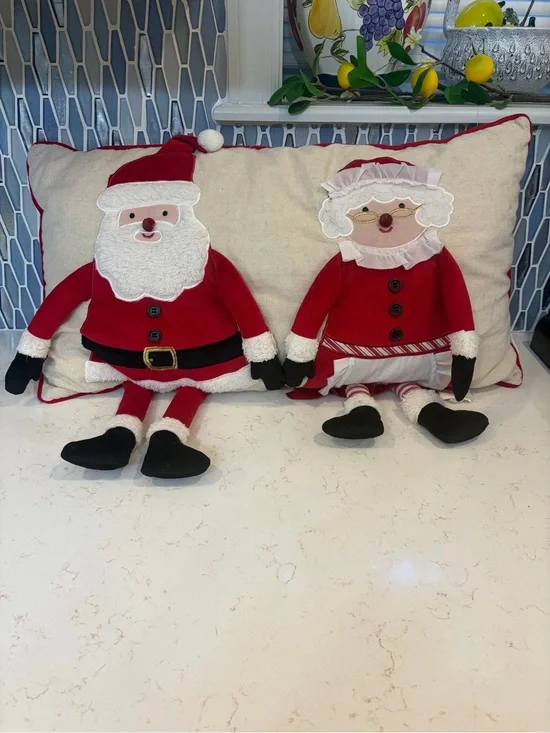 🎅🤶 Holiday Santa & Mrs. Claus Decorative Pillow