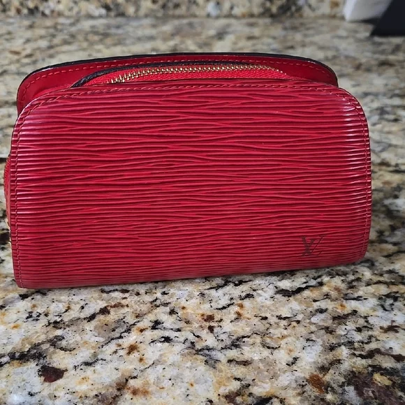 * Like New * Louis Vuitton Epi Dauphine PM Clutch
