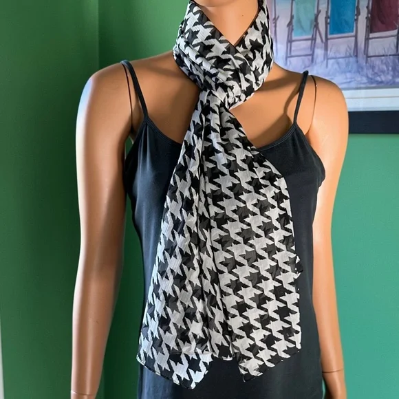 🧣🧣NWOT Cejon Monochrome Houndstooth Scarf🧣🧣