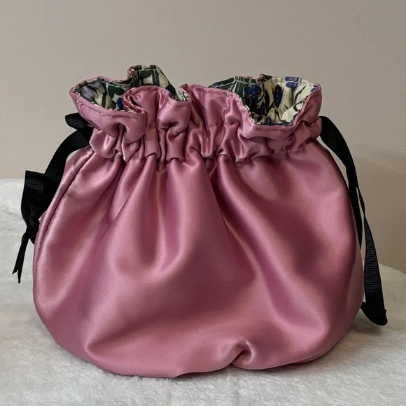 NEW Gucci Beauty Satin Drawstring Floral Flower Pouch GWP