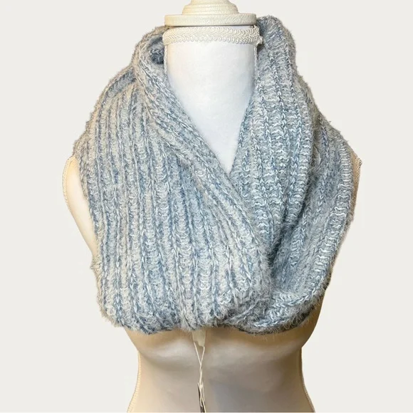 NWT Justin &‎ Taylor Light Blue and White Cozy Scarf