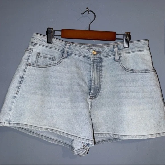 💙 No Boundaries Light Wash Denim Shorts